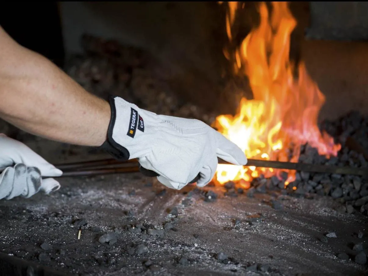 Heat-resistant and welding gloves.webp