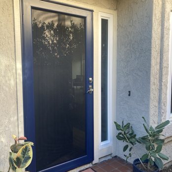 Entryway storm door
